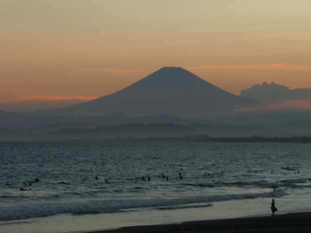 写真: 富士山と夕焼け海岸３