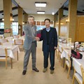 写真: 2016年足利カントリークラブ朝日手塚杯競技決勝で優勝した茂ちゃんと握手する幹事