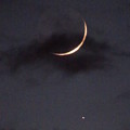 写真: 月齢2の月と接近した土星