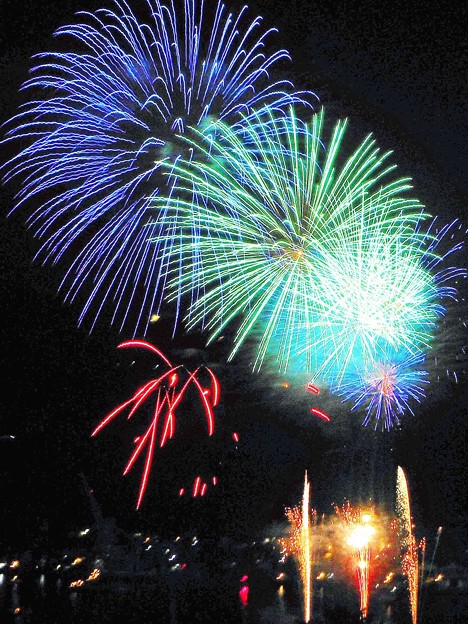 写真: 夏の夜空を彩る13,000発の打ち上げ花火