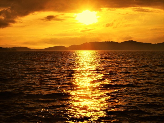 写真: 燧灘（ひうちなだ）に落ちる夕陽＠瀬戸内海＠終戦の日