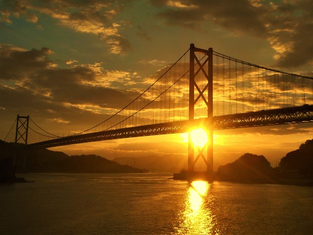 写真: 布刈（めかり）の瀬戸の夕陽＠しまなみ海道・因島大橋