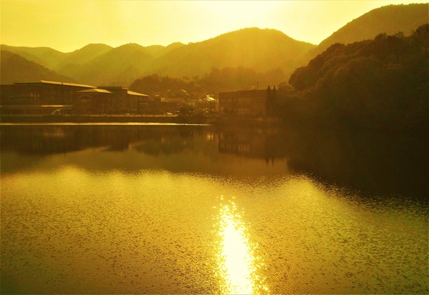 写真: セピア色の湖畔の秋景＠久山田水源池