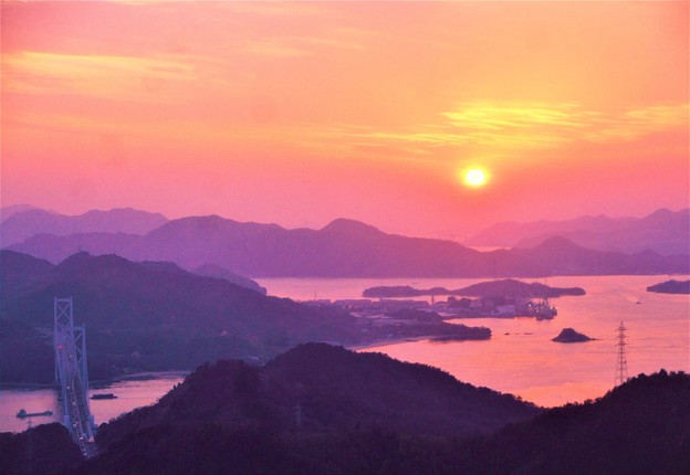 写真: しまなみ海道春景色＠因島大橋の夕陽＠夕靄の布刈瀬戸