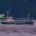 因島大橋、日没の布刈瀬戸を航行する船舶