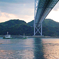 写真: 因島大橋、日没後の布刈瀬戸を航行する船舶