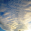 写真: 朝日と巻積雲