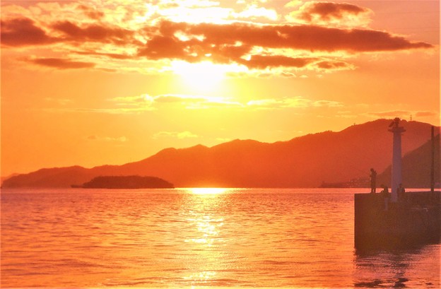写真: 早春の夕陽と日曜日の太公望たち＠瀬戸内海