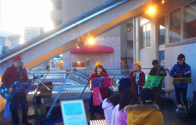 「ｶﾝﾄﾘｰﾛｰﾄﾞ」などを演奏する新駅舎新装ｵｰﾌﾟﾝ記念ﾗｲﾌﾞ＠JR尾道駅２F展望ﾃﾞｯｷ
