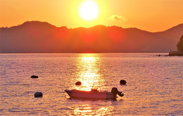 写真: 瀬戸の夕陽＠師走の海