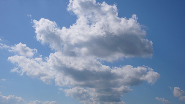 06-10-11　　昼の空 - 仙人雲空を翔る