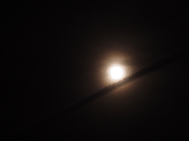 写真: 夜の飛行機雲