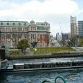 写真: 中之島公会堂と水上バス