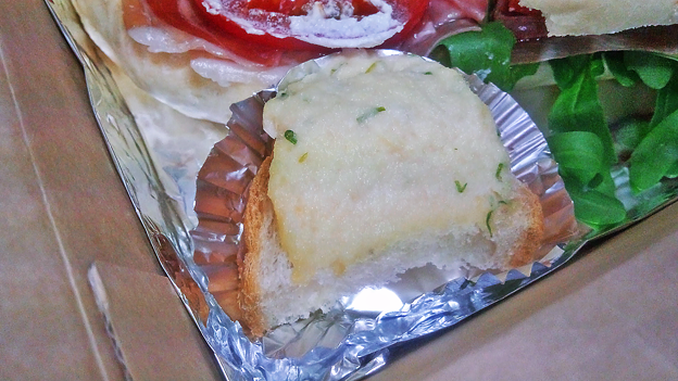 成増 テイクアウト イタリアン　unita ウニタ　厚切りベーコンとタマゴ、トマトの自家製チャバタ （ 副菜 ）　2020/05/02