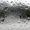 雨の日のガラス窓