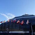 クーザ　各国の国旗が並ぶ