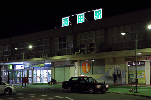 写真: 夜の酒田駅