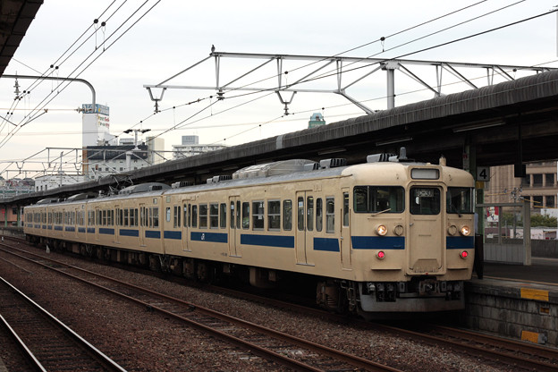 写真: 山陽本線下関駅（１１５系）