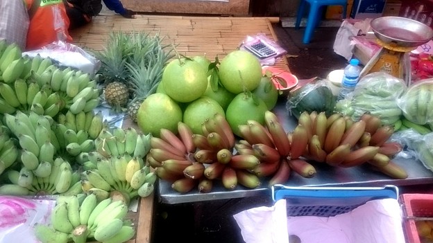 タイのカンチャナブリ、赤いバナナは初めてです！