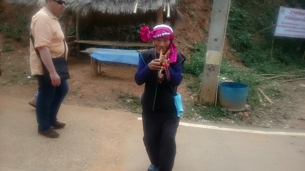 田舎の村です、観光用の笛吹オジサン