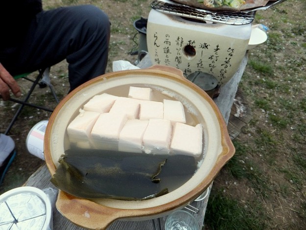 写真: 桜豆腐で湯豆腐