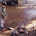 写真: 冬キャンプの少年