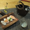 写真: 寿司と小型燗銅壺