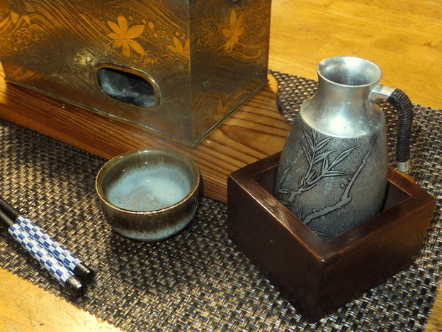 写真: 秋模様の燗銅壺