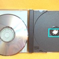 写真: CDを留める爪が折れている部分があります。