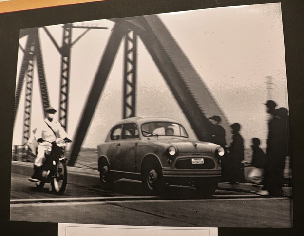 写真: 昔写真、国道一号天竜川橋を走るコレダ号とスズライト