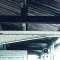 写真: 構内放送用拡声器(駅本屋ホーム側差掛け屋根裏)(JR芸備線高駅，1998/9/21)(s105-0a)