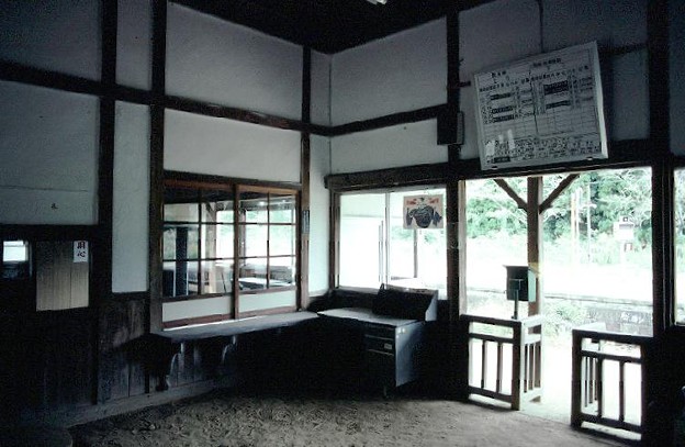 駅本屋内待合室。窓口と改札口(JR肥薩線大畑駅，1998/9/30)(s108-21)