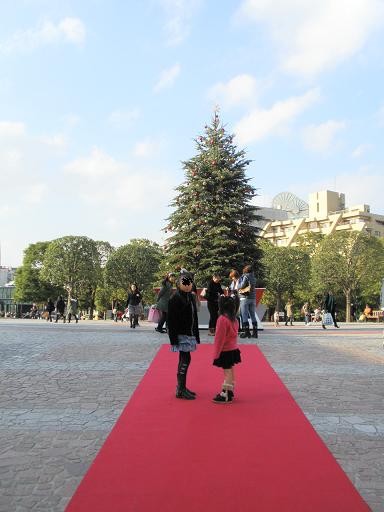 写真: 赤いじゅうたんはクリスマスツリーに続く