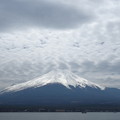 写真: 曇り空でも輝く富士山