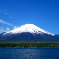 写真: 白鳥船とあおぞら富士山
