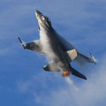 写真: F-16戦闘機