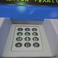 写真: 小田急電鉄　券売機　オムロン　V8の数字ボタン