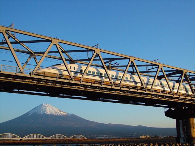 写真: 新春の富士と７００系