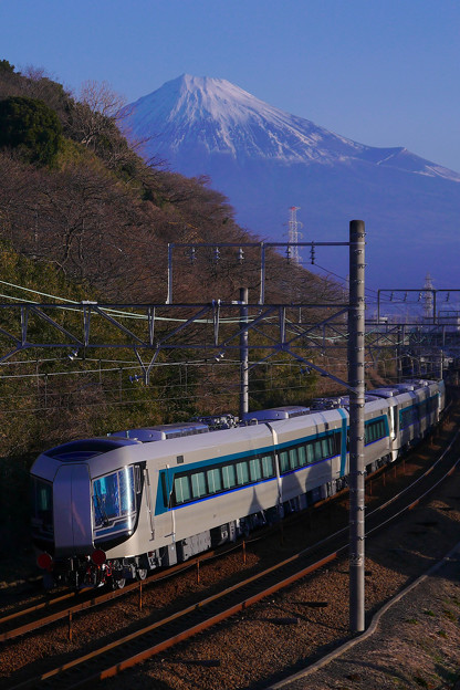 写真: 東武500系甲種と富士山