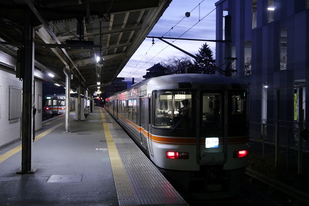 写真: 甲府駅のワイドビューふじかわ
