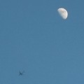 月に見守られる飛行機