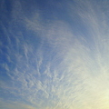 写真: 夕陽から湧き出る雲