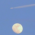 月の上を飛ぶ飛行機