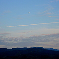 夕方の月と飛行機雲