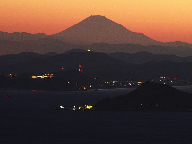 写真: 夜明け前の麗峰