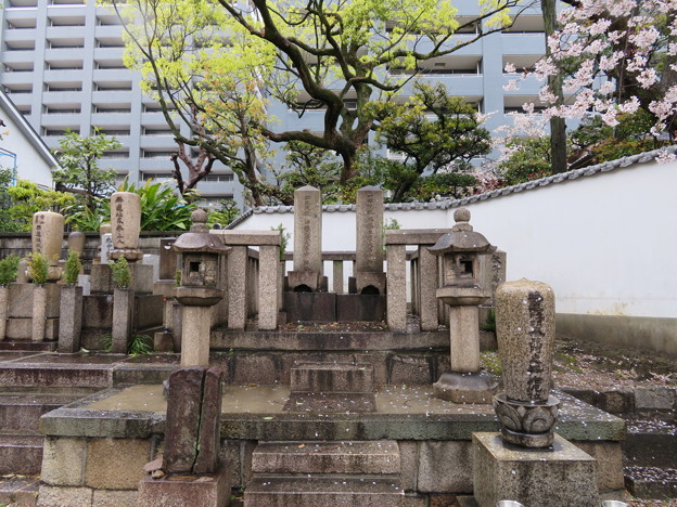 写真: 専念寺（大阪市中央区）北条氏規・氏盛墓