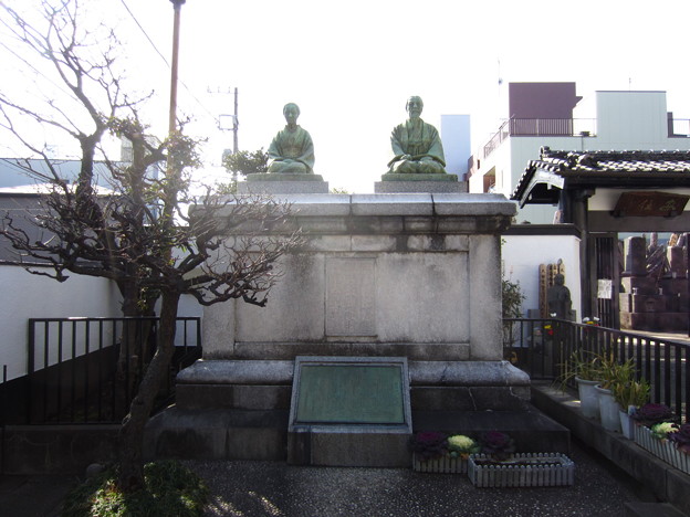 写真: 東禅寺 （台東区東浅草）木村安兵衛と妻ブナの夫婦像
