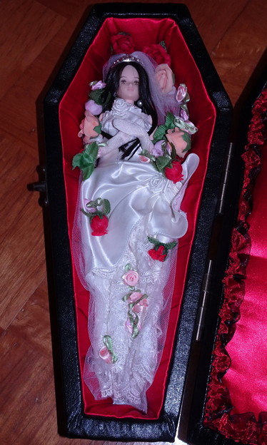 Photos: ｳｪﾃﾞｨﾝｸﾞﾄﾞﾚｽを着た棺の中のREINA
