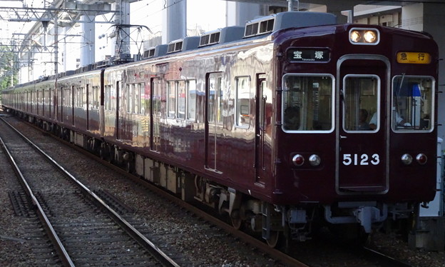 写真: 阪急宝塚線5100系