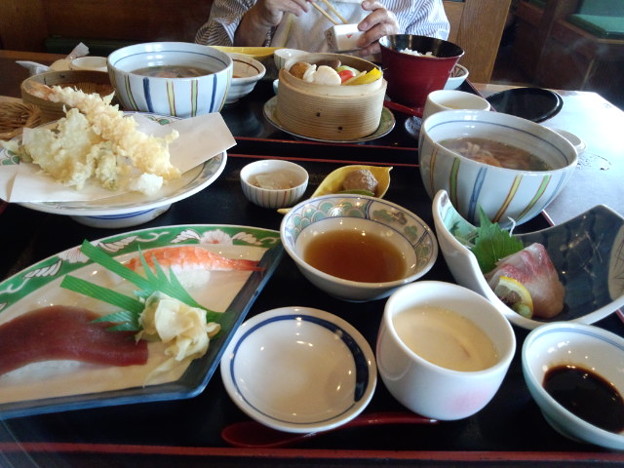 写真: 年イチの和食レストランへ。前来た記憶で頼んだら少々規模が縮小して...